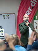 Blick über die Köpfe von Teilnehmenden. Lars Hartwig spricht zu den Personalräten. Blick über die Köpfe von Teilnehmenden. Lars Hartwig spricht zu den Personalräten.