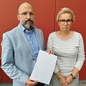 Lars Hartwig, Vorsitzender des Gesamtpersonalrats und Anne-Katrin Rieke-Brodda, Vertreterin der Beamt: innen, schauen grimmig in die Kamera. Lars Hartwig, Vorsitzender des Gesamtpersonalrats und Anne-Katrin Rieke-Brodda, Vertreterin der Beamt: innen, schauen grimmig in die Kamera.