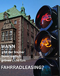 Eine Fahrradampel, die rot-gelb anzeigt, vor dem Bremer Rathaus. Dazu der Text: Wann gibt der Senat endlich grünes Licht fürs Fahrradleasing?  Eine Fahrradampel, die rot-gelb anzeigt, vor dem Bremer Rathaus. Dazu der Text: Wann gibt der Senat endlich grünes Licht fürs Fahrradleasing?