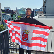 Guji Mohamed Guji hält eine Speckflagge