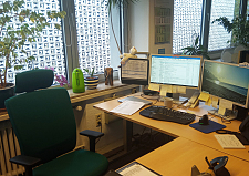 Büroarbeitsplatz mit ergonomischer Ausstattung und zwei Monitoren